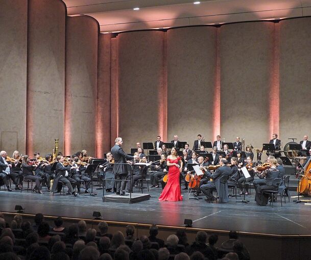 Stationen auf dem Weg zur obligatorischen spritzigen Leichtigkeit: Das Neujahrskonzert mit der Württembergischen Philharmonie Reutlingen und Sängerin Leonor Amaral im Forum. Foto: Holm Wolschendorf