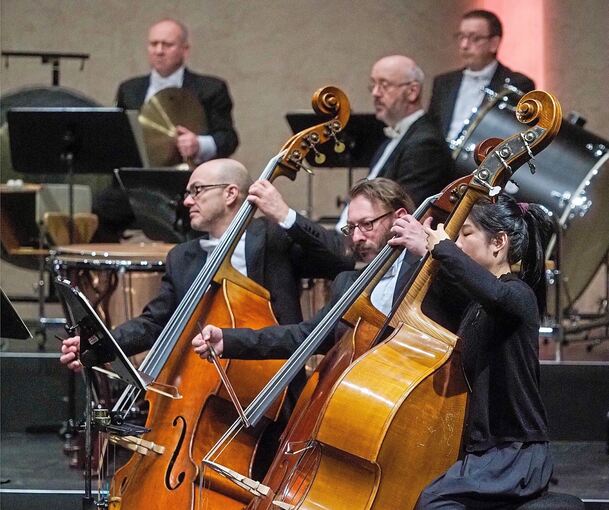 Stationen auf dem Weg zur obligatorischen spritzigen Leichtigkeit: Das Neujahrskonzert mit der Württembergischen Philharmonie Reutlingen im Forum. Foto: Holm Wolschendorf