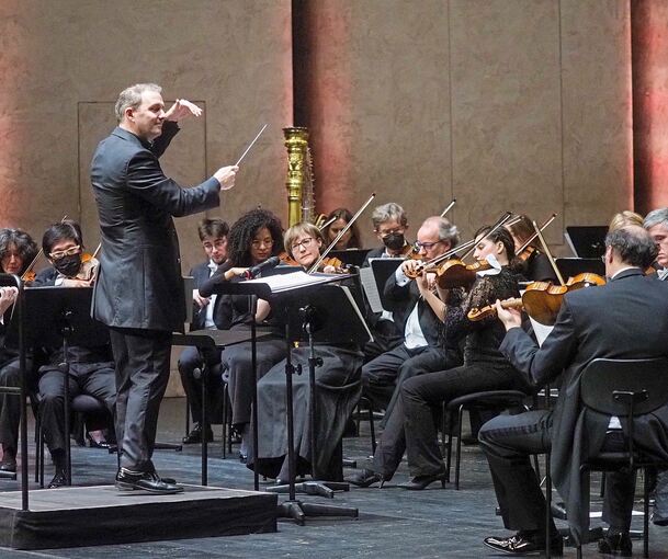 Stationen auf dem Weg zur obligatorischen spritzigen Leichtigkeit: Das Neujahrskonzert mit der Württembergischen Philharmonie Reutlingen im Forum. Foto: Holm Wolschendorf
