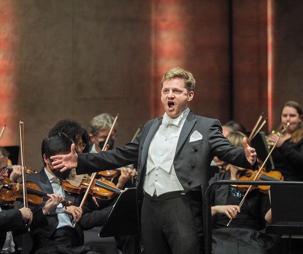 Stationen auf dem Weg zur obligatorischen spritzigen Leichtigkeit: Das Neujahrskonzert mit der Württembergischen Philharmonie Reutlingen und Julian Habermann im Forum. Foto: Holm Wolschendorf