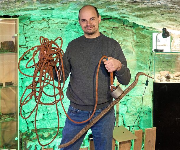 Der Vorsitzende des Umwelt- und Gewässerschutzes Markus Kronewett mit einer Magnetangel.