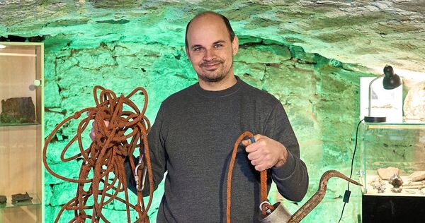 Der Vorsitzende des Umwelt- und Gewässerschutzes Markus Kronewett mit einer Magnetangel.
