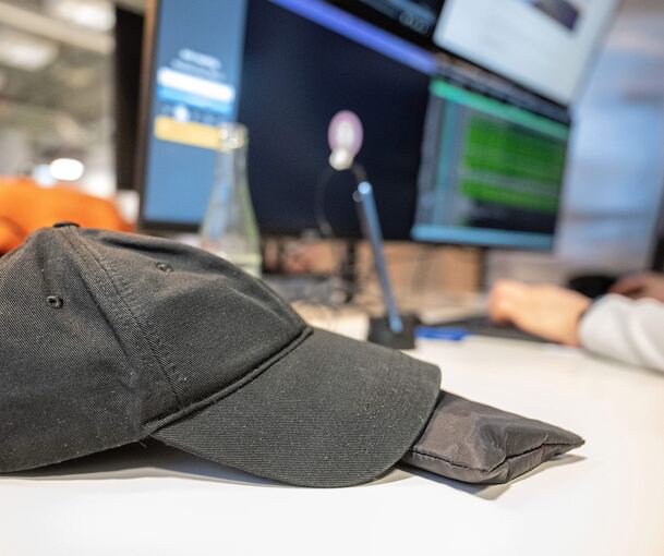 Die Generation Z erobert den Arbeitsmarkt: Hat sie zu oft unrealistische Vorstellungen oder sollte man vor ihr den Hut ziehen, weil sie mit alten Denkweisen aufräumt? Foto: Sebastian Gollnow/dpa