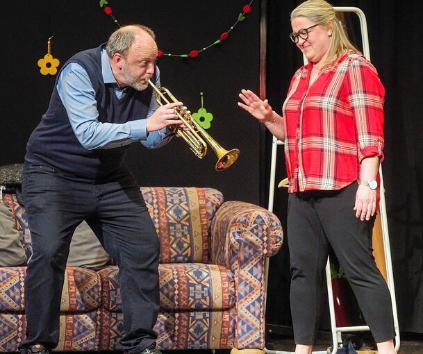 Anton Knopf spielt auf Trompete Klara. Das missfällt jedoch seiner Ehefrau Helga. Foto: Holm Wolschendorf