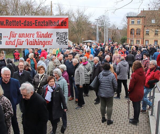 Demo vor der Stadthalle: 450 Unterschriften für die Rettung des Enztalbads wurden gesammelt. Foto: Albert Arning