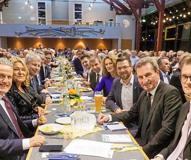 Zum Neujahrsempfang in der Markgröninger Stadthalle ist reichlich CDU-Prominenz erschienen. Gastredner ist auch in diesem Jahr der frühere baden-württembergische Ministerpräsident Günther Oettinger (Zweiter von rechts). Foto: Holm Wolschendorf