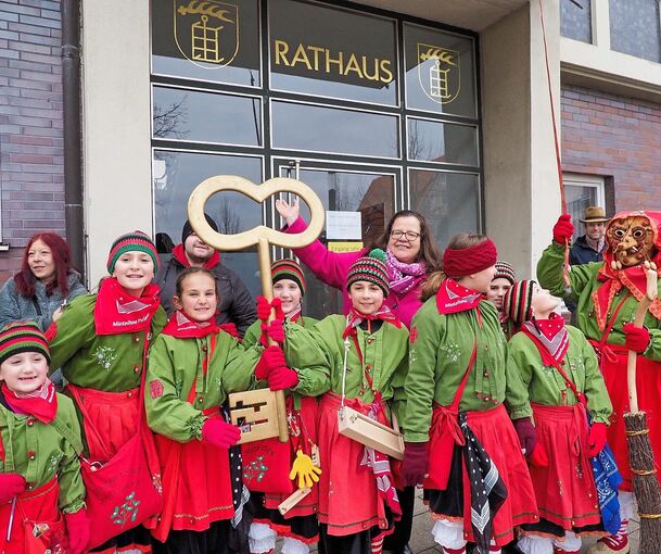Erste Bürgermeisterin Renate Schmetz übergibt den Neckarweihinger Rathausschlüssel an die Mistelhexen. Foto: Holm Wolschendorf