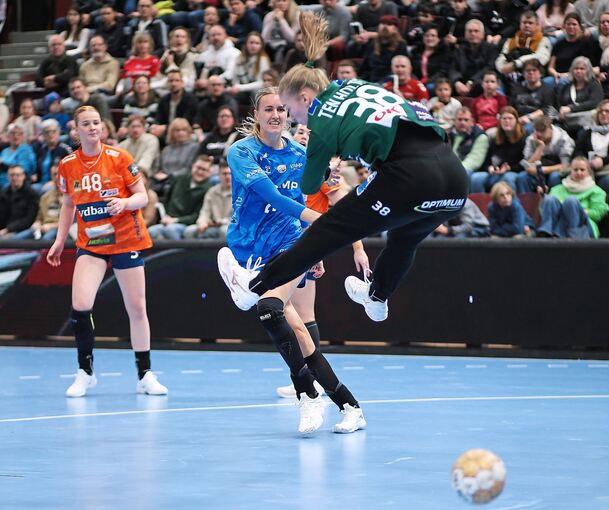 Bietigheims Kelly Dulfer (links) lässt die überragende Odense-Keeperin Yara Ten Holte ins Leere springen. Foto: Baumann