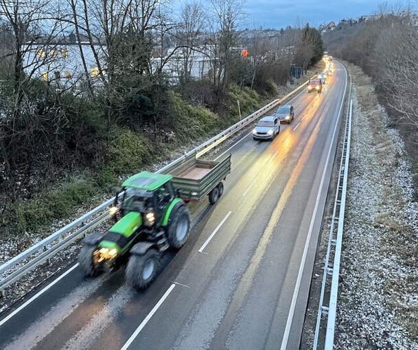 Auf den Straßen im Landkreis Ludwigsburg behindern Traktoren den Verkehr. Foto: Andreas Becker