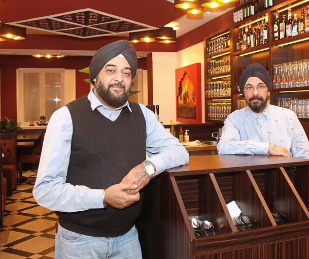 Die Brüder Gurinder (links) und Ravinder Bewas betreiben zusammen das Restaurant am Reithausplatz. Foto: Ramona Theiss