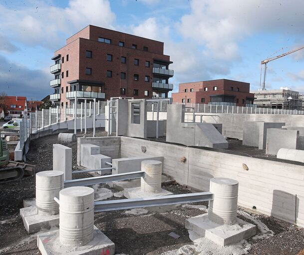 Ein ungewöhnlicher Spielplatz entsteht auf dem Gelände der einstigen Zuckerrübenverladestelle am Vaihinger Stadtbahnhof. Im Hintergrund die neuen Wohngebäude. Foto: Alfred Drossel