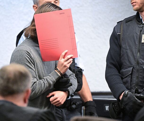 Nun nicht mehr in Handschellen im Gerichtssaal, wie an Prozesstag 1: der jüngste Angeklagte. Archivfoto: dpa
