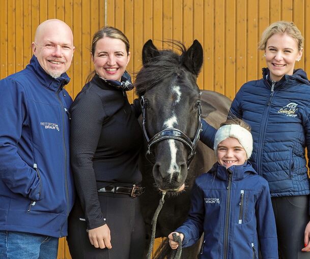 Über die Pferdebegeisterung und Erfolge der siebenjährigen Vivien mit Pony Nando freuen sich (von links) die Eltern Volker und Ramona Rommel sowie Trainerin Kim Schönland. Foto: Holm Wolschendorf