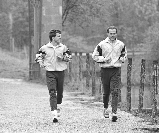 Joggingrunde am Monrepos: Teamchef Franz Beckenbauer im April 1990 mit DFB-Kapitän Lothar Matthäus. Foto: Baumann
