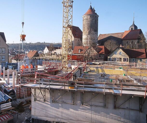 Der Neubau an der Friedrich-Schelling-Schule nimmt allmählich Gestalt an. Foto: Alfred Drossel