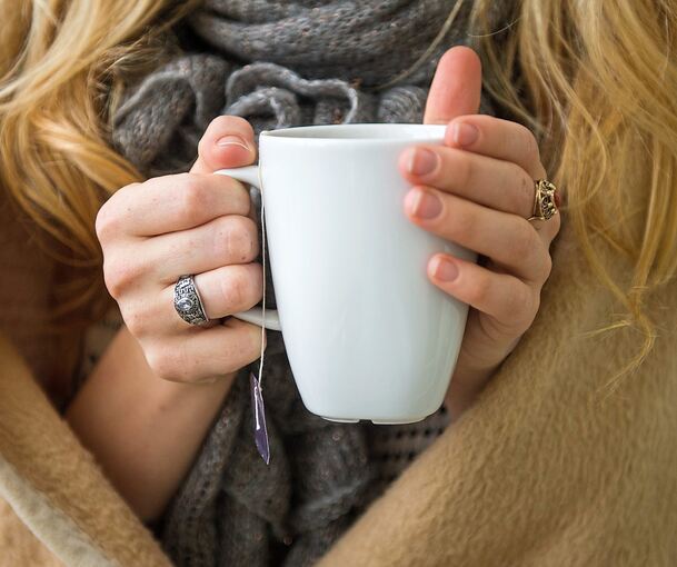 Frieren – auch im Büro – ist in den befragten Kommunen nicht mehr angesagt. Ihre Einsparbemühungen setzen viele Kommunen schon allein aus Kostengründen aber auch nach der akuten Energiekrise fort. Foto: dpa/Ole Spata