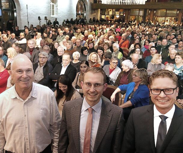 Riesig war das Interesse an den drei Bürgermeisterkandidaten (von links) Michael Schopf, Achim Schober und Florian Bargmann in der Stadthalle Alte Kelter in Besigheim.Foto: Alfred Drossel