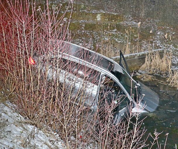 Der hoch motorisierte Wagen krachte auf eine gefrorene Eisfläche. Foto: KS-Images/Rometsch
