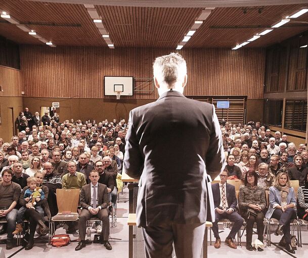 Einer der letzten großen Auftritte des noch amtierenden Bürgermeisters Steffen Bühler bei der Kandidatenvorstellung in der Bürgerhalle Ottmarsheim. Foto: Alfred Drossel