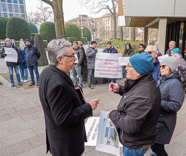 Bürgerprotest gegen das geplante Katastrophenschutzzentrum vor dem Kreishaus in Ludwigsburg: Landrat Dietmar Allgaier (links) stellt sich den betroffenen Anwohnern. Foto: Holm Wolschendorf