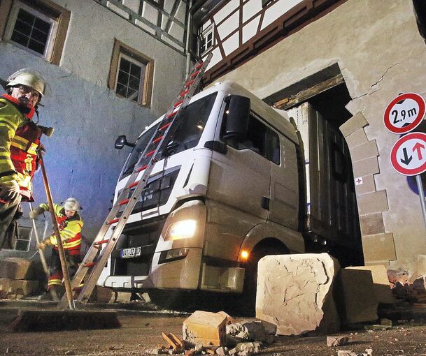 Spektakulärer Unfall: Ein Lastwagen steckt im Torbogen fest. Foto: Alfred Drossel