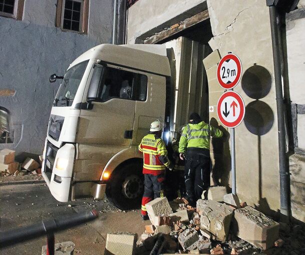 Die Feuerwehr musste die Steine des Torbogens abbauen, um den Lastwagen zu befreien. Foto: Alfred Drossel