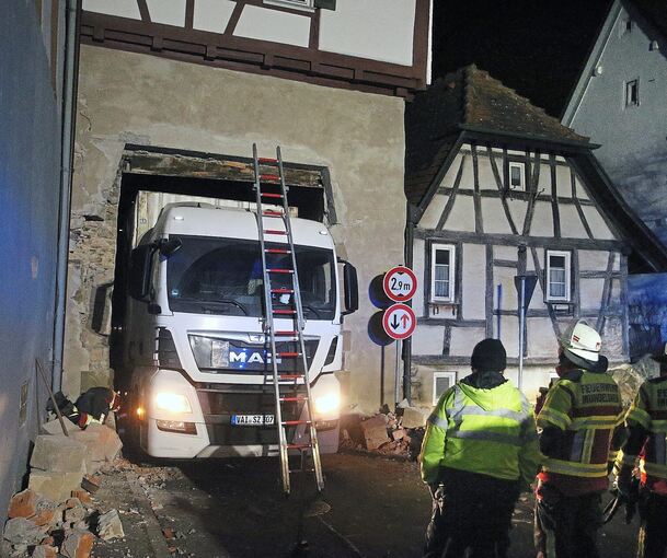 Erst vor einem halben Jahr war ebenfalls ein Lastwagen im Torbogen steckengeblieben. Foto: Alfred Drossel