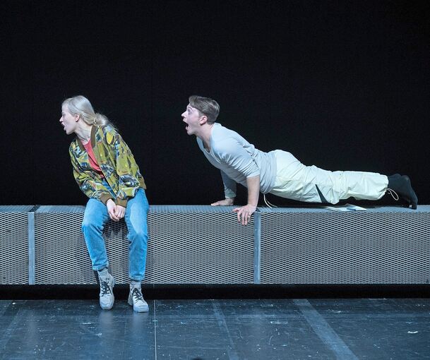 Kaleidoskop der Sinnsuche: „Ein dunkles, dunkles, dunkles Blau“ im Kammertheater. Foto: Björn Klein/p