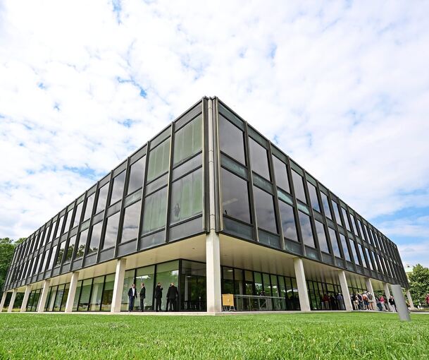 Landtag in Stuttgart: Statt regulär 120 nehmen hier aktuell mehr als 150 Abgeordnete Platz. Fotos: Bernd Weißbrod/dpa, privat