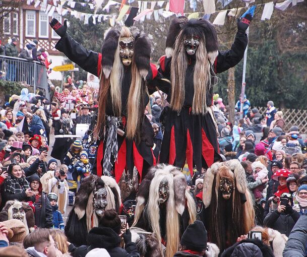 Teufel und Dämonen: 1500 Hästräger zogen beim erste Narrenumzug der Saison durch die Heuss-Stadt. Foto: Alfred Drossel