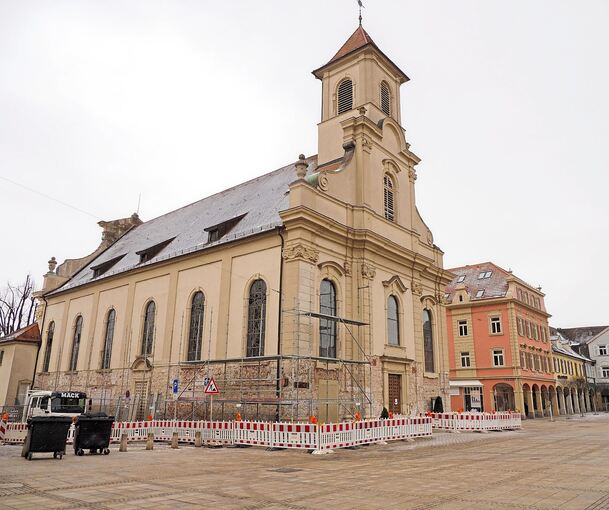 Auf einer Seite der Dreieinigkeitskirche steht das Baugerüst schon. Foto: Holm Wolschendorf