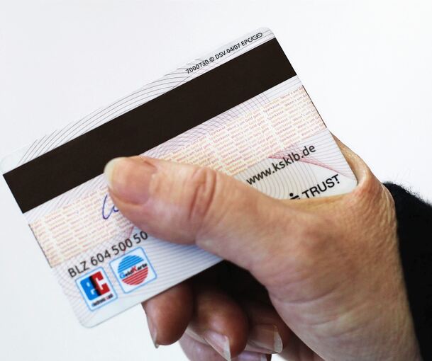 Ein Unbekannter ließ sich von einem Hemminger Ehepaar die EC-Karte geben. Ein Unbekannter ließ sich von einem Hemminger Ehepaar die EC-Karte geben.