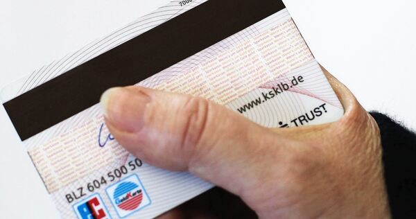 Die Masche war immer dieselbe: Ein falscher Bankmitarbeiter holte angeblich defekte Bankkarten bei den Kunden ab und gelangte so an ihre Konten.