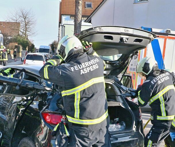 Die Asperger Feuerwehr im Einsatz: Um verlässlich helfen und retten zu können, muss sie bald ihr 30 Jahre altes HLF 20 ersetzen.