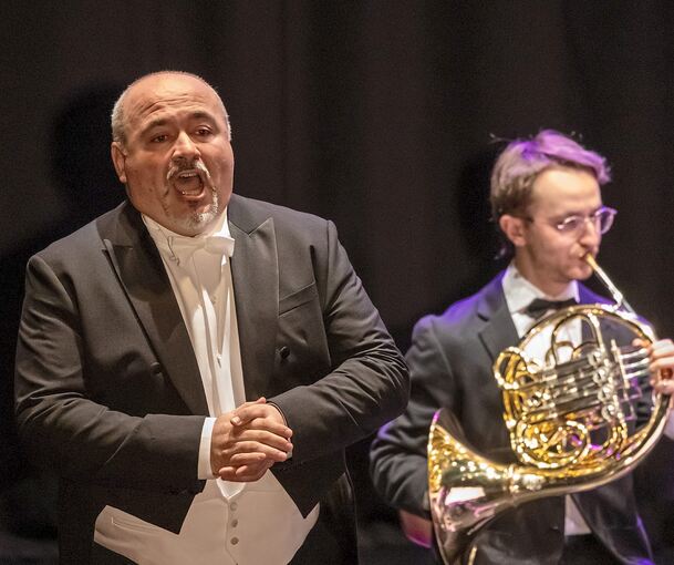 Brillanter Solist bei der Korntaler Gala: Der Sänger Ivan Yonkov. Foto: Andreas Essig