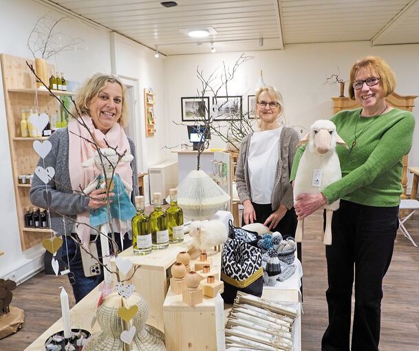 „Ohne Schafe geht hier gar nichts“: Antje Zeug-Bader, Sabine Wittig und Ursula Wüstner (von links) im neuen Markgröningen Laden „Marktplatz 8“, der an diesem Samstag eröffnet wird. Fotos: Holm Wolschendorf