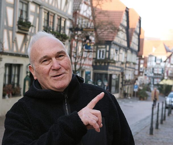 Michael Schopf vor seinem Geburtshaus, dem ehemaligen Krankenhaus. Foto: Alfred Drossel