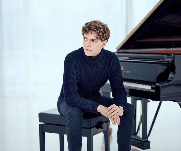 Feine Balance: Jan Lisiecki. Foto: Christoph Köstlin/p