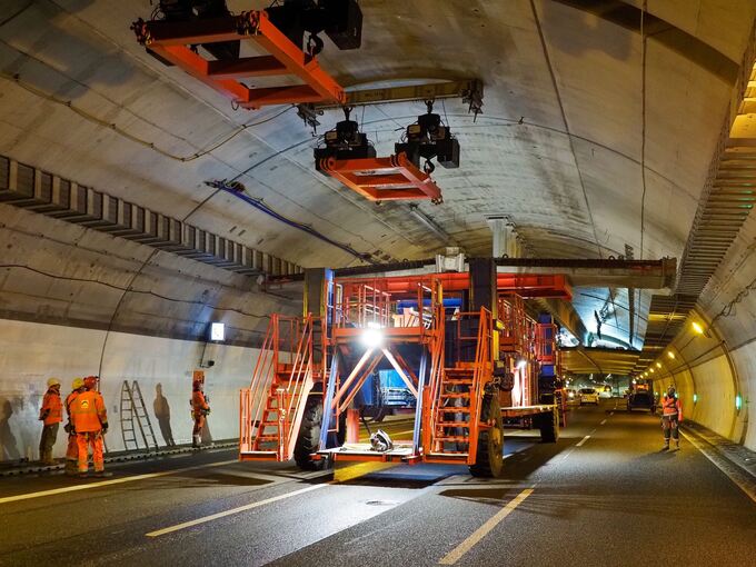 Fast über die gesamte Fahrbahnbreite erstreckt sich das Betonteil, das zur neuen Zwischendecke angebaut wird. Foto: Holm Wolschendorf
