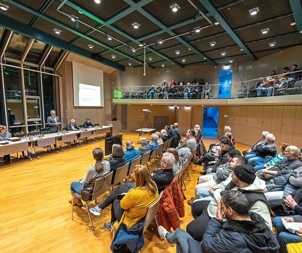 Rund 70 Zuhörer waren zu der Bürgerveranstaltung gekommen. Foto: Andreas Essig: