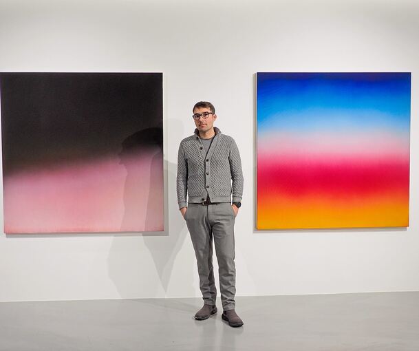 Philipp Haager mit seiner Kunst in der Galerie Perg. Foto: Holm Wolschendorf