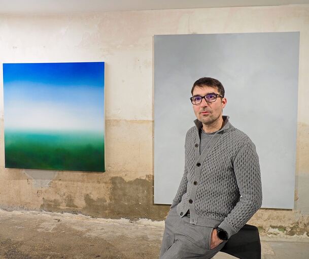 Philipp Haager mit seiner Kunst in der Galerie Perg. Foto: Holm Wolschendorf