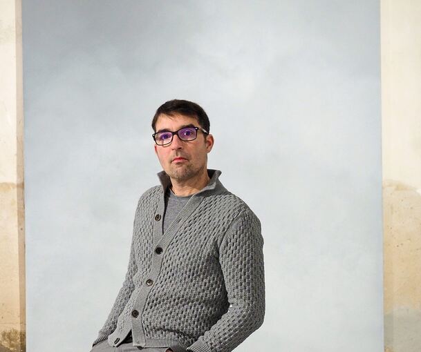 Philipp Haager mit seiner Kunst in der Galerie Perg. Foto: Holm Wolschendorf