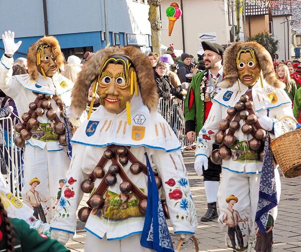 Bei strahlender Wintersonne und unter dem Jubel der Zuschauer zogen die Gruppen durch die Neckarweihinger Hauptstraße. Foto: Holm Wolschendorf