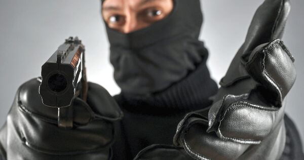 Der Mann war ganz in Schwarz gekleidet und maskiert