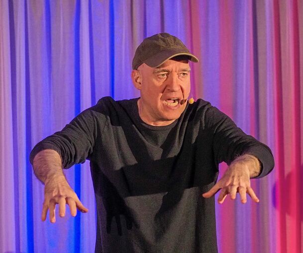 HG. Butzko verzichtet bei seinem Auftritt auf jegliche Requisite. Foto: Holm Wolschendorf