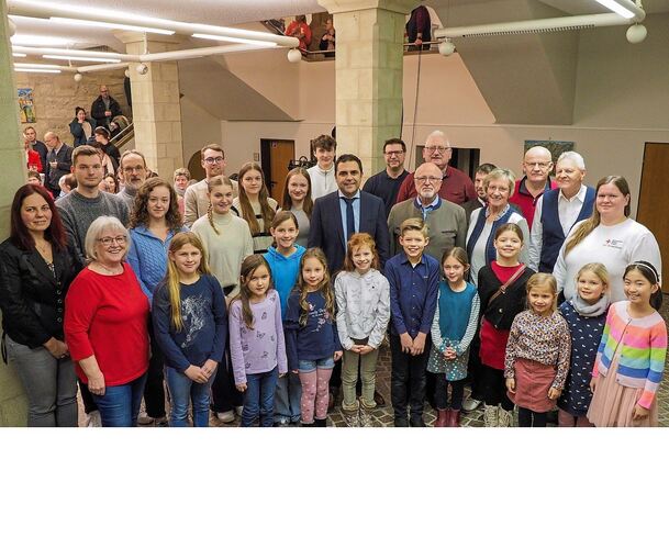 Auszeichnungen gab es für erfolgreiche Sportler und treue Blutspender. Die Ehrennadel verlieh Bürgermeister Ralf Zimmermann (Mitte in Blau) Gerhard Wien (rechts daneben). Foto: Holm Wolschendorf