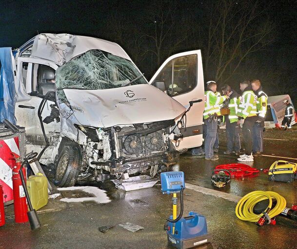 Auch der Kleintransporter ist bei dem Unfall stark beschädigt worden. Foto: KS-Images.de/Andreas Rometsch