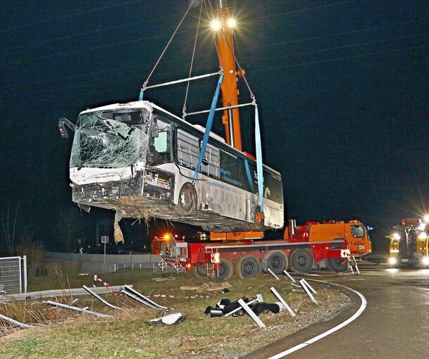 Ein Kran hob den Bus aus der Böschung. Foto: KS-Images.de/Andreas Rometsch
