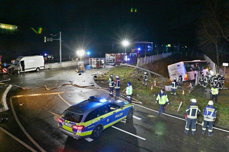 Schwerer Verkehrsunfall mit Linienbus Schwerer Verkehrsunfall mit Linienbus